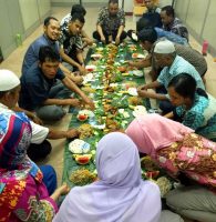 Halal Bihalal makan bersama seluruh karyawan di kantor